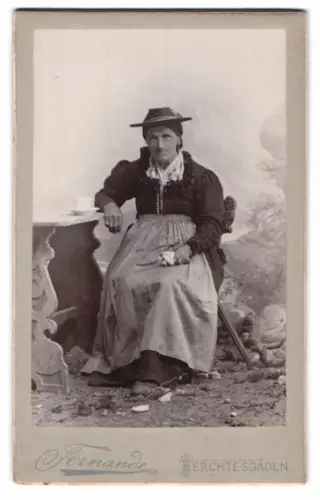 Fotografie Fernande, Berchtesgaden, ältere Dame im Trachtenkleid mit Hut