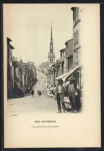 AK Villefranche-sur-Saône, Rue Nationale animée avec flèche d`église et passants élégants