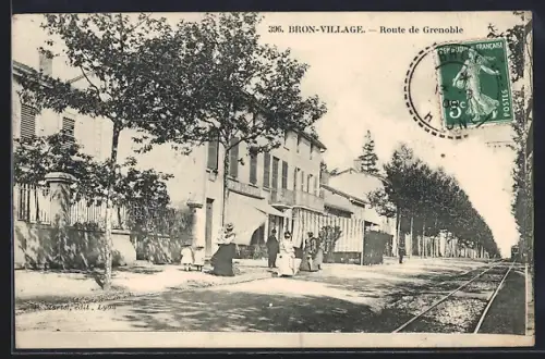 AK Bron-Village, Route de Grenoble avec passants et voies de tramway