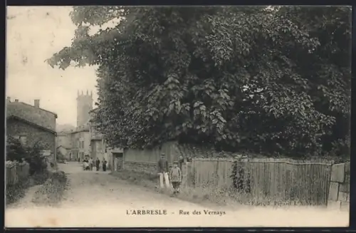 AK L`Arbresle, Rue des Vernays avec des passants et arbres imposants