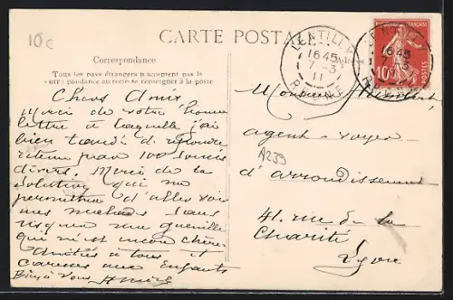 AK L`Arbresle, Rue des Vernays avec des passants et arbres imposants