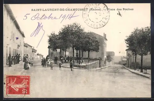 AK Saint-Laurent-de-Chamousset /Rhône, Place des Roches animée avec des passants et des arbres