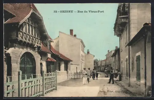 AK Grigny, Rue du Vieux-Port avec des passants et bâtiments traditionnels