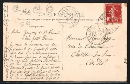 AK Grigny, Rue du Vieux-Port avec des passants et bâtiments traditionnels