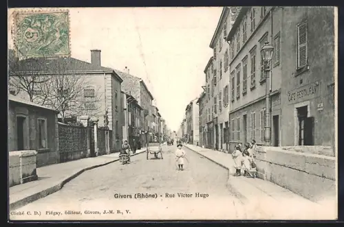 AK Givors /Rhône, Rue Victor Hugo avec enfants et café-restaurant