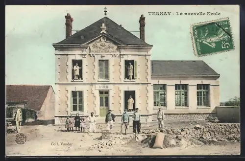 AK Ternay, La nouvelle École avec élèves devant le bâtiment