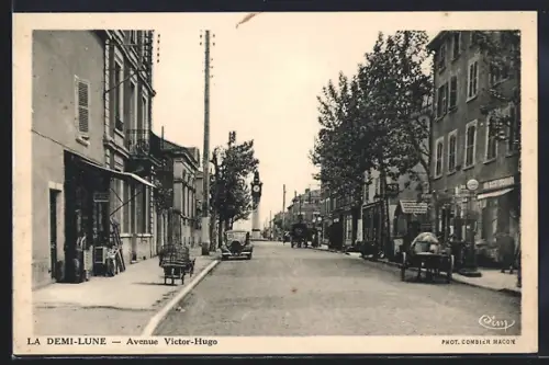 AK La Demi-Lune, Avenue Victor-Hugo animée avec passants et voitures