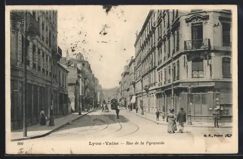 AK Lyon /Vaise, Rue de la Pyramide avec tramway et passants