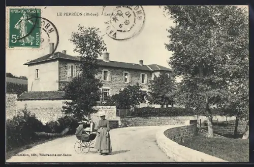 AK Le Perréon /Rhône, Les Écoles avec personnes et landau sur le chemin