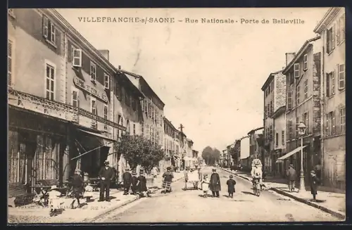 AK Villefranche s. Saône, Rue Nationale, Porte de Belleville, animation urbaine avec passants et commerces