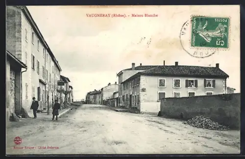 AK Vaugneray /Rhône, Maison Blanche et rue animée avec passants