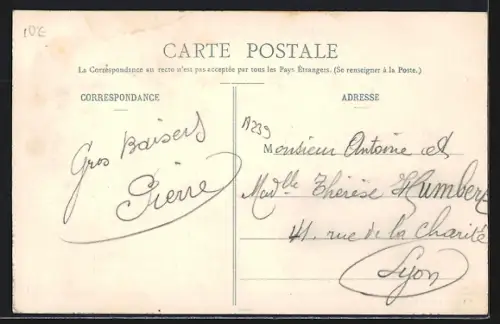 AK Vaugneray /Rhône, Maison Blanche et rue animée avec passants