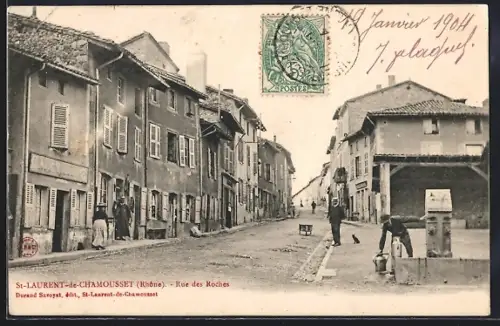 AK St-Laurent-de-Chamousset /Rhône, Rue des Roches avec habitants et fontaine