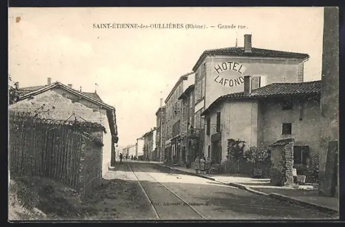 AK Saint-Étienne-des-Oullières /Rhône, Grande rue avec Hôtel Lafond