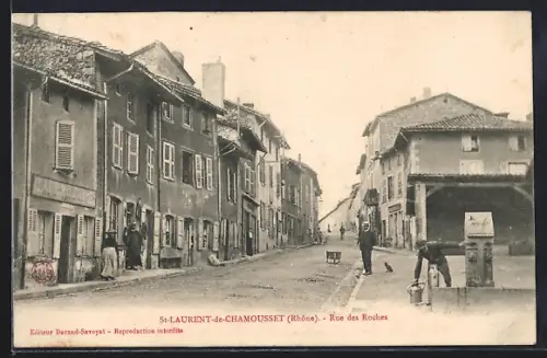 AK St-Laurent-de-Chamousset /Rhône, Rue des Roches animée avec habitants et maisons anciennes