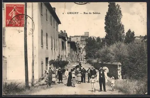 AK Grigny, Rue du Sablon avec passants et bâtiments résidentiels