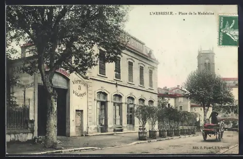 AK L`Arbresle, Place de la Madeleine avec bâtiments et calèche