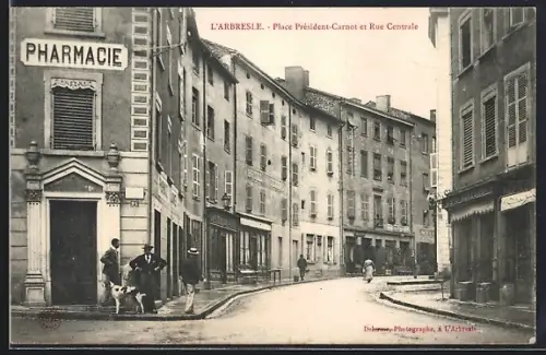 AK L`Arbresle, Place Président-Carnot et Rue Centrale avec une pharmacie et des passants