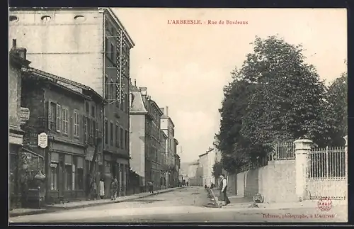 AK L`Arbresle, Rue de Bordeaux avec bâtiments et passants
