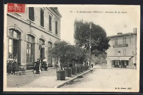 AK L`Arbresle /Rhône, Avenue de la Gare avec passants et vue de l`Hôtel du Midi
