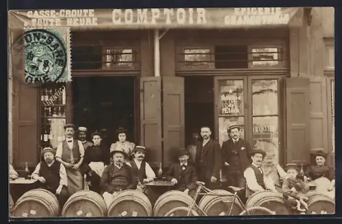 AK Lyon, Groupe devant le Comptoir avec barriques et bicyclette