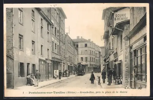 AK Pontcharra-sur-Turdine /Rhône, Grande-Rue près la place de la Mairie avec passants et commerces