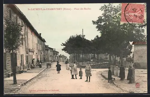 AK St-Laurent-de-Chamousset /Rhône, Place des Roches avec des habitants en promenade
