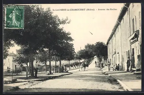 AK St-Laurent-de-Chamousset /Rhône, Avenue des Roches animée avec passants et arbres