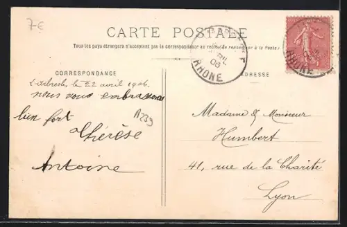 AK L`Arbresle, Rue de Bordeaux animée avec des passants et bâtiments anciens