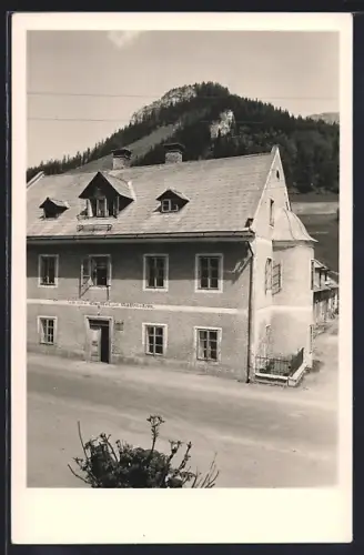Foto-AK Neuberg, Pension-Gasthof zum Rabenstein mit Strasse u. Berg aus der Vogelschau
