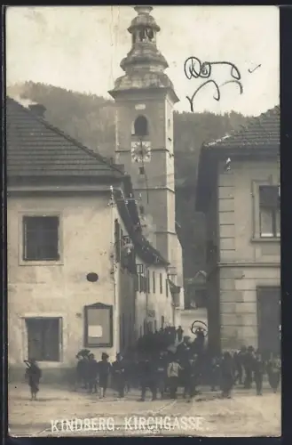AK Kindberg, Kirchgasse mit Kinderversammlung und Kirchturm