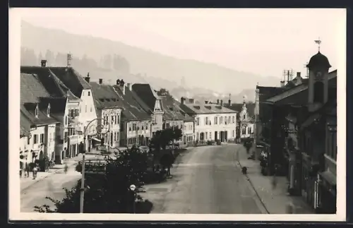 AK Kindberg, Hauptplatz mit Anlage und Geschäften aus der Vogelschau