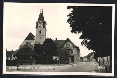AK Langenwang im Mürztal, Strassenecke mit Uhrturm und Holzhäuschen