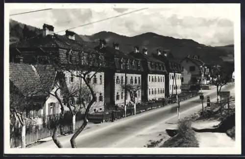 AK Lechen, Hönigsberg, Strassenpartie mit Bergpanorama aus der Vogelschau