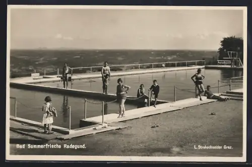 AK Radegund, Freibad mit Badegästen und Blick in die Ferne