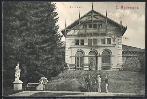 AK St. Radegund, Cursaaal mit Statue und Kurgästen