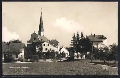 AK Wundschuh, Ortspanorama mit Kirche u. Strasse