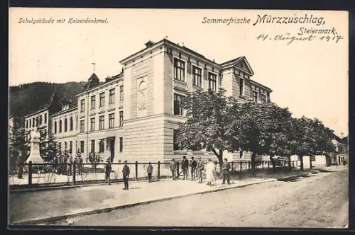 AK Mürzzuschlag, Schulgebäude mit Kaiserdenkmal