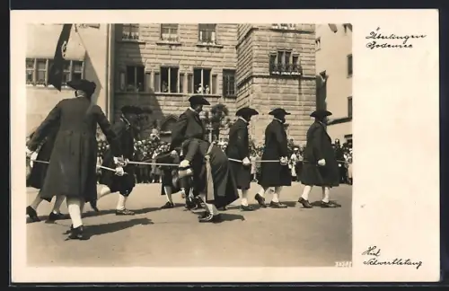 AK Überlingen /Bodensee, Schwedenjahr 1634-1934, Festumzug vor dem Rathaus