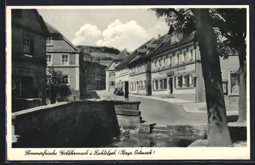 AK Goldkronach i. Fichtelgeb., Strassenpartie mit Geschäften von der Brücke aus