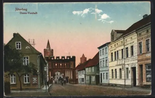 AK Jüterbog, Strasse in der Damm-Vorstadt, Häuserfasaden mit Tor