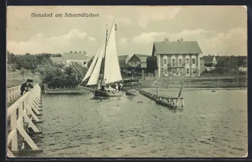AK Diensdorf am Scharmützelsee, Ortsansicht mit Brücke und Segelboot aus der Vogelschau