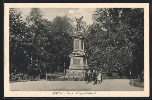 AK Bernau i. Mark, Kriegerdenkmal mit Kindergruppe