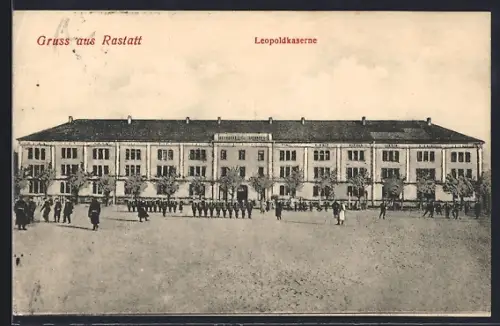 AK Rastatt, Leopoldskaserne mit Soldaten im Hof