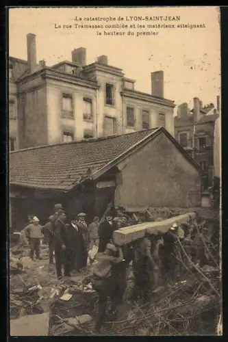 AK Lyon-Saint-Jean, La catastrophe, La rue Tramassac comblée et les matériaux atteignant la hauteur du premier