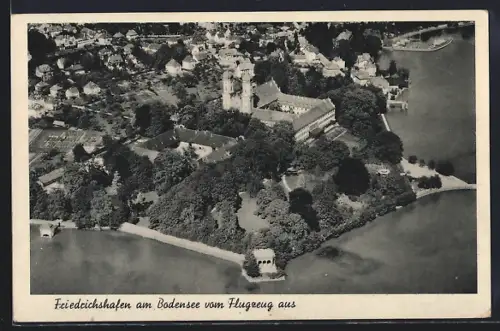 AK Friedrichshafen am Bodensee, Luftaufnahme Stadt und Schloss vom Flugzeug aus