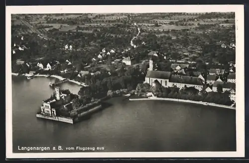 AK Langenargen a. B., Luftaufnahme, Schloss, Kirche, Bodensee