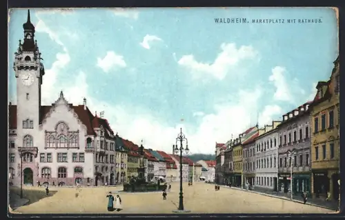 AK Waldheim / Sachsen, Strassenpartie am Marktplatz mit Rathaus und Brunnen
