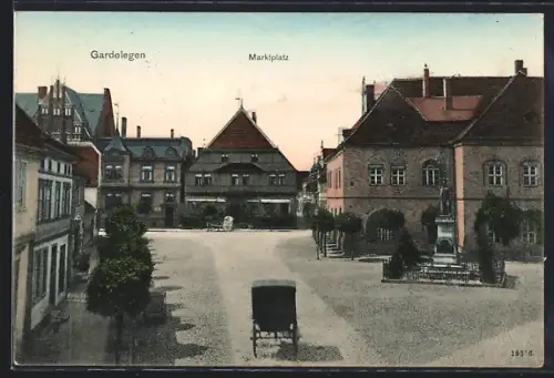AK Gardelegen, Marktplatz mit Denkmal