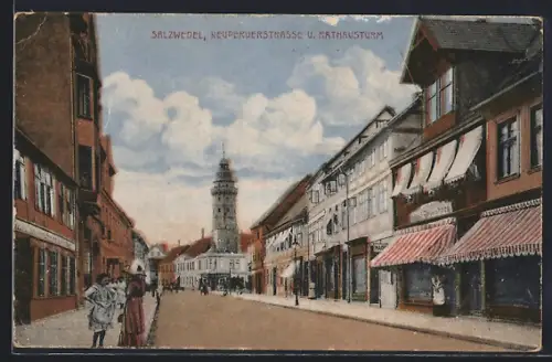 AK Salzwedel, Neuperuerstrasse und Rathausturm